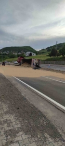bingolde-bugday-yuklu-tirin-devrilmesi-sonucu-yol-trafige-kapandi-ubIlN83t.jpg