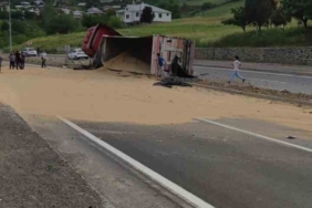 bingolde-bugday-yuklu-tirin-devrilmesi-sonucu-yol-trafige-kapandi-ubIlN83t.jpg