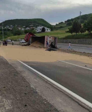 bingolde-bugday-yuklu-tirin-devrilmesi-sonucu-yol-trafige-kapandi-ubIlN83t.jpg
