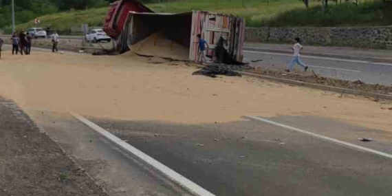 Bingöl'de Buğday Yüklü Tırın Devrilmesi Sonucu Yol Trafiğe Kapandı Bingöl’de Buğday Yüklü Tırın Devrilmesi Sonucu Yol Trafiğe Kapandı