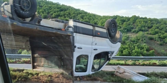 Bingöl'de Kamyonet Refüje Çıktı: Bir Yaralı! Bingöl’de Kamyonet Refüje Çıktı: Bir Yaralı!