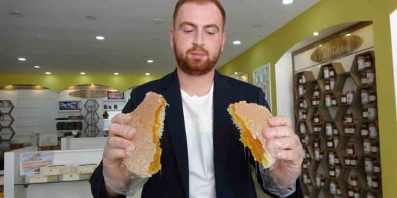 Bitlis Balı, Paris'te Bir Kez Daha 'Altın Bal' Ödülünü Kazandı! Bitlis Balı, Paris’te Bir Kez Daha ‘Altın Bal’ Ödülünü Kazandı!