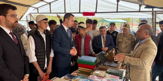 Çaldıran'da Eşsiz Bir Deneyim: 'Yılın Kitap Fuarı' Kapılarını Açtı Çaldıran’da Eşsiz Bir Deneyim: ‘Yılın Kitap Fuarı’ Kapılarını Açtı