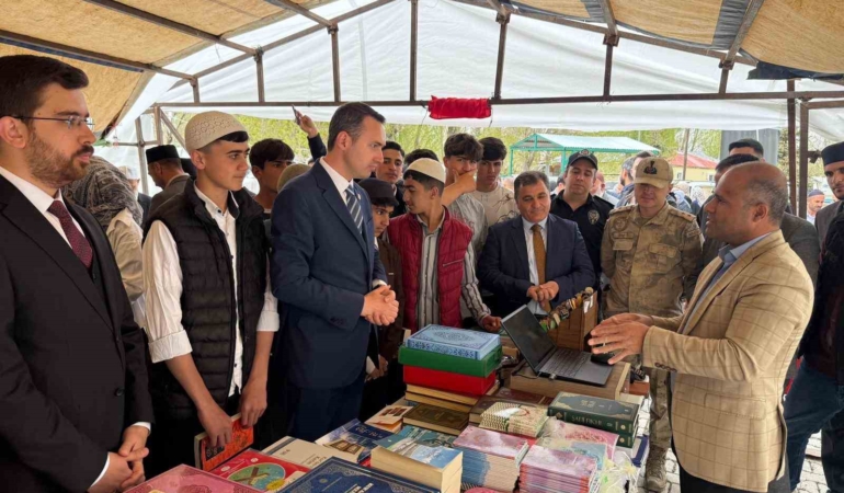 caldiranda-essiz-bir-deneyim-yilin-kitap-fuari-kapilarini-acti-crYnpK2a.jpg
