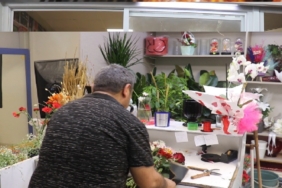 cicekcilerde-yogunluk-zirveye-ulasti-alisverisin-nabzi-burada-atiyor-m4AuAXli.jpg