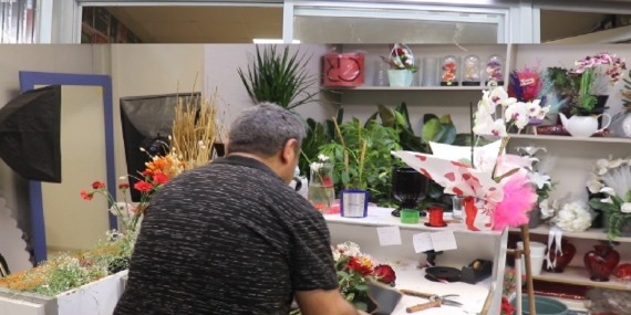 Çiçekçilerde Yoğunluk Zirveye Ulaştı: Alışverişin Nabzı Burada Atıyor Çiçekçilerde Yoğunluk Zirveye Ulaştı: Alışverişin Nabzı Burada Atıyor