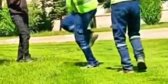 Davulun Ritmiyle Dans Eden Temizlik Görevlileri Davulun Ritmiyle Dans Eden Temizlik Görevlileri