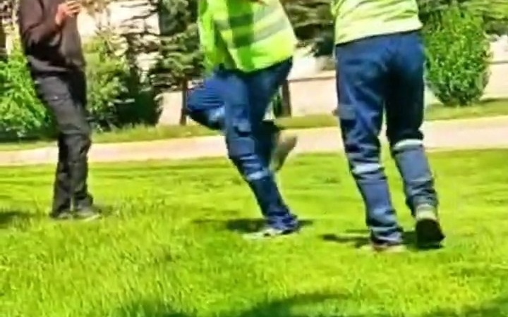 davulun-ritmiyle-dans-eden-temizlik-gorevlileri-NeGD7fCT.jpg