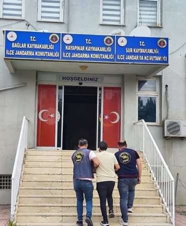 diyarbakirda-82-yil-kesinlesmis-hapis-cezasi-olan-zanli-ele-gecirildi-CnqQtze4.jpg