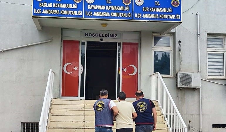 diyarbakirda-82-yil-kesinlesmis-hapis-cezasi-olan-zanli-ele-gecirildi-CnqQtze4.jpg
