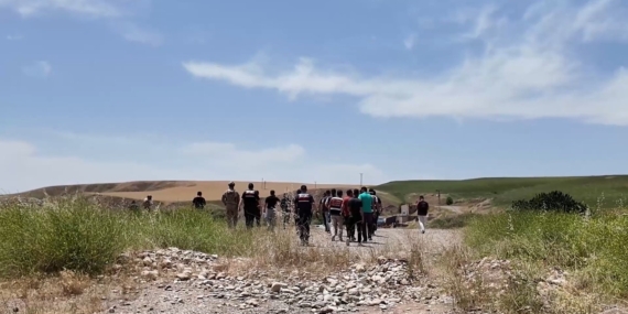 Diyarbakır'da Baba ve Oğulun Alacak Verecek Nedeniyle Öldürülüp Yakılması Şok Etti Diyarbakır’da Baba ve Oğulun Alacak Verecek Nedeniyle Öldürülüp Yakılması Şok Etti