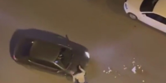 Diyarbakır'da Çöpleri Saçan Şahıs, Yoldan Geçen Araca Saldırdı Diyarbakır’da Çöpleri Saçan Şahıs, Yoldan Geçen Araca Saldırdı