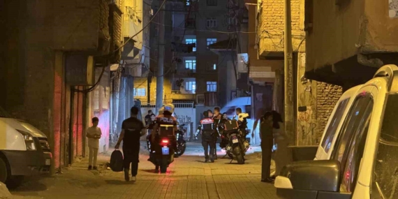 Diyarbakır'da Narko-Hançer Operasyonu: 6 Aranan Şahıs Yakalandı, Uyuşturucu Stoku Ele Geçirildi Diyarbakır’da Narko-Hançer Operasyonu: 6 Aranan Şahıs Yakalandı, Uyuşturucu Stoku Ele Geçirildi
