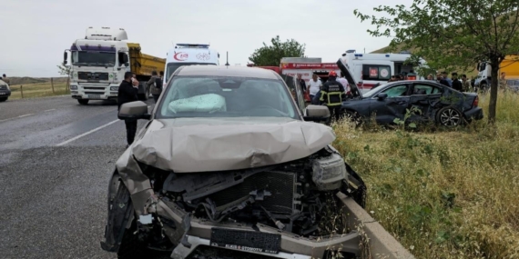 Diyarbakır'da Otomobil ve Kamyonet Çarpıştı: 1 Kişi Hayatını Kaybetti, 3 Yaralı Diyarbakır’da Otomobil ve Kamyonet Çarpıştı: 1 Kişi Hayatını Kaybetti, 3 Yaralı