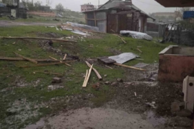 Elazığ Karakoçan'da Fırtına, Evlerin Çatılarını Havada Uçurdu! elazig-karakocanda-firtina-evlerin-catilarini-havada-ucurdu-8j1l1QeF.jpg