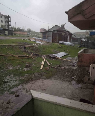 Elazığ Karakoçan'da Fırtına, Evlerin Çatılarını Havada Uçurdu! elazig-karakocanda-firtina-evlerin-catilarini-havada-ucurdu-8j1l1QeF.jpg