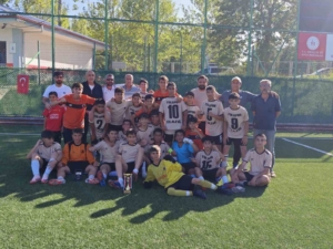 elazig-yolspor-u13-takimi-sampiyonluk-sevinci-UHyINapm.jpg