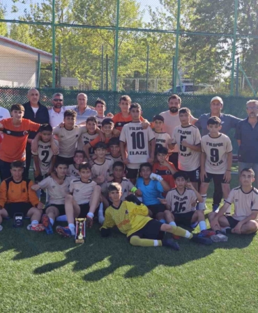 elazig-yolspor-u13-takimi-sampiyonluk-sevinci-UHyINapm.jpg