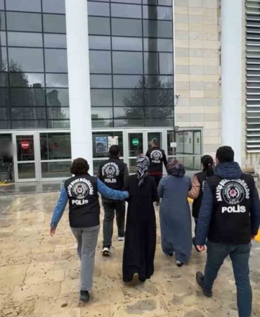 elazigda-416-bin-tl-degerindeki-ziynet-esyasi-calan-kadin-supheliler-elde-edildi-UmMyYS2e.jpg