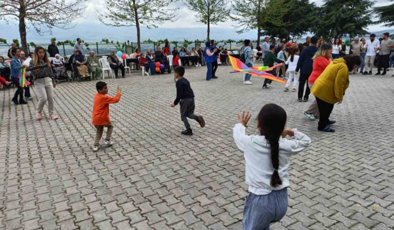elazigda-9-geleneksel-ucurtma-senligi-renkli-gokyuzu-ve-eglence-dolu-bir-gun-vaWwWyQZ.jpg