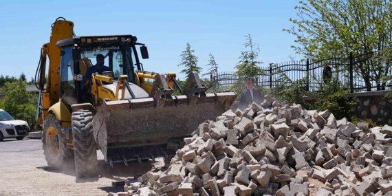 Elazığ’da Bayram Öncesi Mezarlıklarda Yenileme Çalışmaları