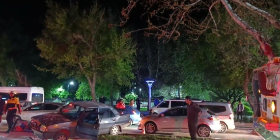 Elazığ'da Feci Zincirleme Trafik Kazası: 2 Kişi Yaralandı Elazığ’da Feci Zincirleme Trafik Kazası: 2 Kişi Yaralandı