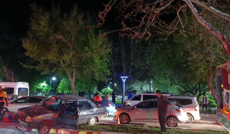 elazigda-feci-zincirleme-trafik-kazasi-2-kisi-yaralandi-dVt79DBk.jpg
