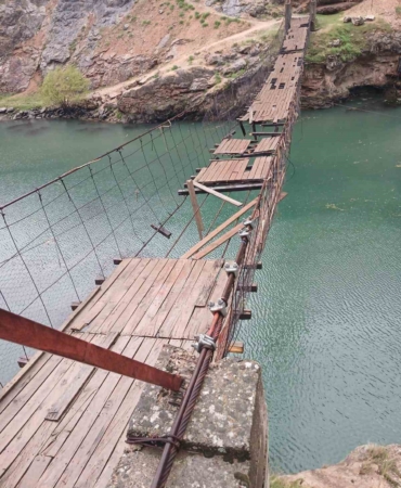 Elazığ'da Fırtına Sonrası Asma Köprü Zarar Gördü elazigda-firtina-sonrasi-asma-kopru-zarar-gordu-tnqFzzAl.jpg