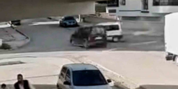 Elazığ’da Hafif Ticari Araçların Çarpışma Anı