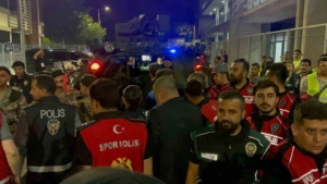 elazigda-hakem-ve-futbolcular-zirhli-araclarla-statta-guvenli-bir-sekilde-ayrildi-9FOLeKBA.jpg