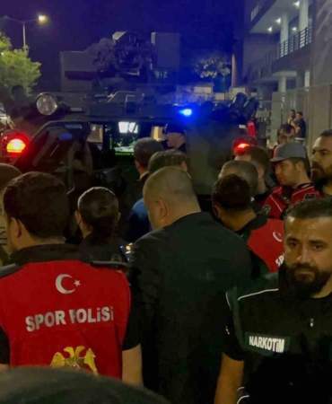 elazigda-hakem-ve-futbolcular-zirhli-araclarla-statta-guvenli-bir-sekilde-ayrildi-9FOLeKBA.jpg