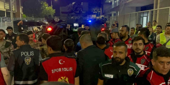 Elazığ'da Hakem ve Futbolcular, Zırhlı Araçlarla Statta Güvenli Bir Şekilde Ayrıldı Elazığ’da Hakem ve Futbolcular, Zırhlı Araçlarla Statta Güvenli Bir Şekilde Ayrıldı