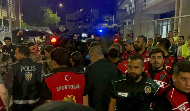 elazigda-hakem-ve-futbolcular-zirhli-araclarla-statta-guvenli-bir-sekilde-ayrildi-9FOLeKBA.jpg