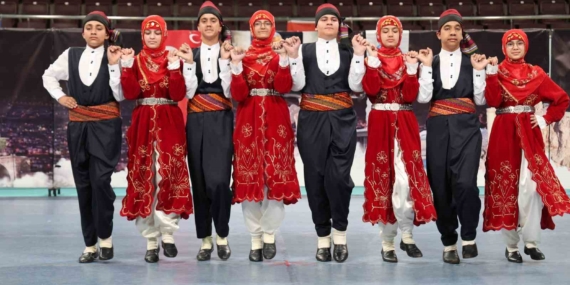 Elazığ'da Halk Oyunları Yarışması: Renklerin Dansı Elazığ’da Halk Oyunları Yarışması: Renklerin Dansı
