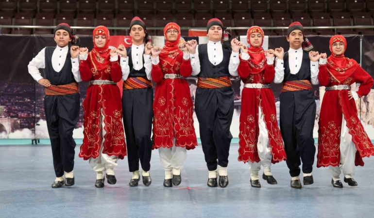 elazigda-halk-oyunlari-yarismasi-renklerin-dansi-OmA1bCj2.jpg