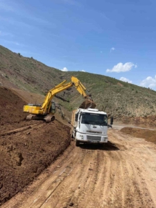 elazigda-heyelan-nedeniyle-zarar-goren-koy-yollarinin-onarimlari-devam-ediyor-7wjKJcK9.jpg
