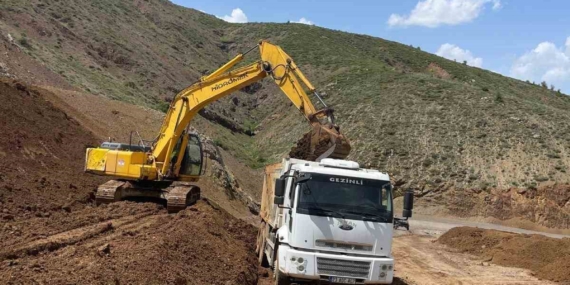 Elazığ'da Heyelan Nedeniyle Zarar Gören Köy Yollarının Onarımları Devam Ediyor Elazığ’da Heyelan Nedeniyle Zarar Gören Köy Yollarının Onarımları Devam Ediyor