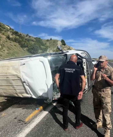 elazigda-koy-minibusu-devrildi-3u-agir-7-yarali-Qh5RiXPL.jpg