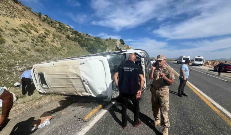 elazigda-koy-minibusu-devrildi-3u-agir-7-yarali-Qh5RiXPL.jpg
