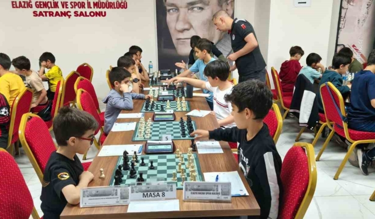 elazigda-satranc-tutkunlari-icin-heyecan-dolu-anlar-devam-ediyor-rRvzwxmL.jpg