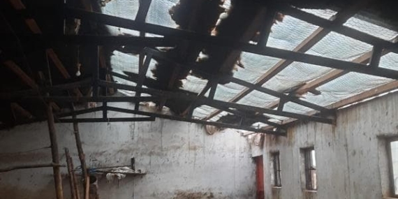 Elazığ'da Şiddetli Fırtına Ahırın Çatısını Uçurdu Elazığ’da Şiddetli Fırtına Ahırın Çatısını Uçurdu