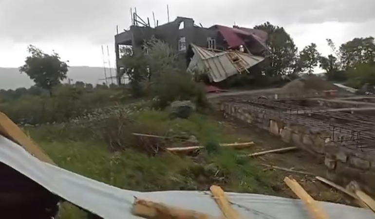 elazigda-siddetli-firtina-etkili-oldu-bir-evin-catisi-uctu-ARFVSna9.jpg