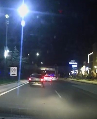 elazigda-tehlikeli-makas-atan-surucu-kameralara-yansidi-Xrx2XzlS.jpg
