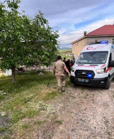 elazigda-traktor-altinda-kalan-kisi-hastaneye-kaldirildi-jZlJ9VJa.jpg