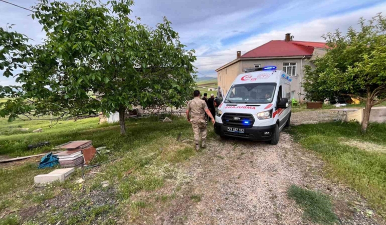 elazigda-traktor-altinda-kalan-kisi-hastaneye-kaldirildi-jZlJ9VJa.jpg