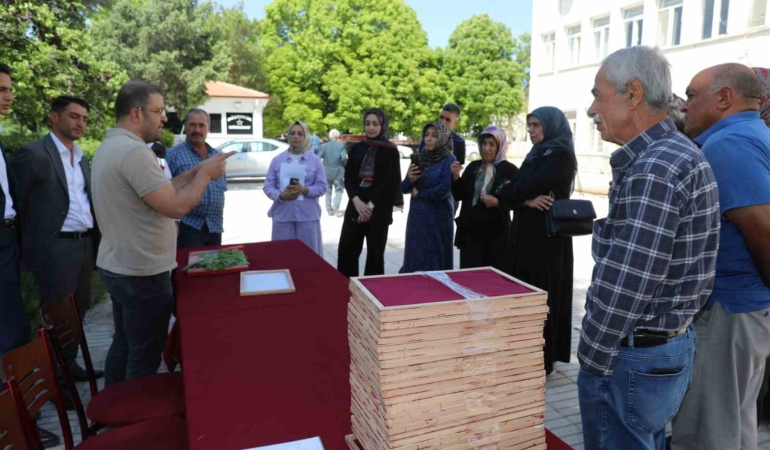 elazigda-ureticilere-ozel-ipek-bocegi-larvasi-dagitimi-yapildi-Cn8AvhE3.jpg