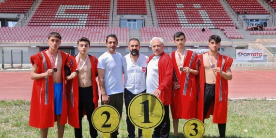 Elazığlı Güreşçilerin Başarılarıyla Gururlandıran Dereceler Elazığlı Güreşçilerin Başarılarıyla Gururlandıran Dereceler