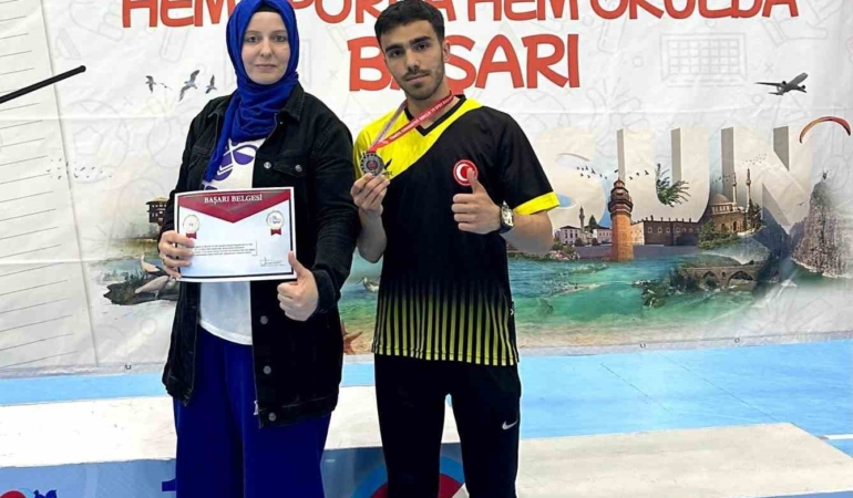 elazigli-sporcu-bilek-guresinde-turkiye-ikinciligini-elde-etti-PS3m6Xu4.jpg