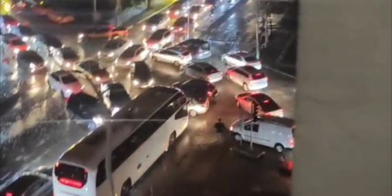 Elektrik Kesintisinde Hakem Düdüğü ile Trafiği Yöneten Kahraman Elektrik Kesintisinde Hakem Düdüğü ile Trafiği Yöneten Kahraman