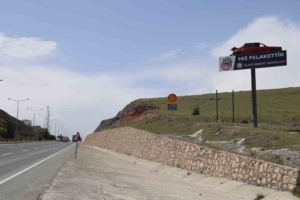 emniyetin-onemli-uyarisi-yol-kenarindaki-kazali-arac-suruculeri-yavaslatiyor-rHZqq4K4.jpg